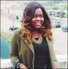 Elle s'est aussi teint les cheveux mais seulement les pointes. Elle nous fait tellement rire dans ses vidéos (surtout dans : Type de contact). Grâce au nom de cette vidéo tu devrais trouver très facilement. Qui est-ce ?