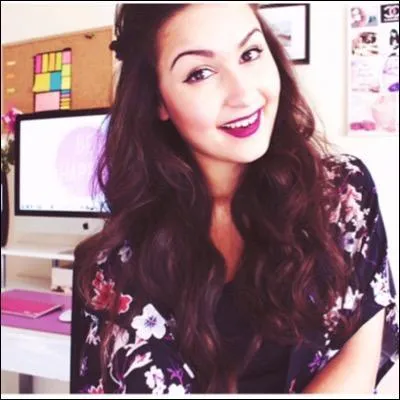 Elle a 20 ans, elle habite à Nice, elle s'appelle Maroua. Je vais t'aider un peu : ses abonnées rejoignent la #DollierFamily.