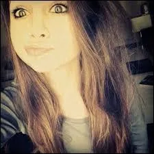 Elle a 15 et demi, elle est brune ; son pseudo se finit par makeup. Qui est-ce ?