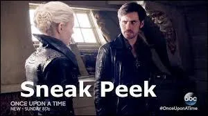 À Storybrooke, pourquoi Emma demande-t-elle à Hook de la retrouver sur son bateau ?