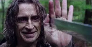 À Storybrooke, avec quoi Emma réveille-t-elle Gold ?