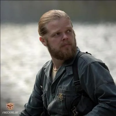 Comment s'appelle le Muet qui filme Katniss dans le 3 ?