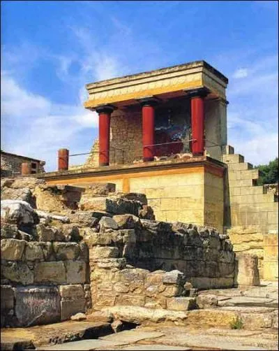 Son père sera banni par l'aréopage d'Athènes pour une affaire de meurtre. Sur quelle île se réfugia-t-il avec son fils ?