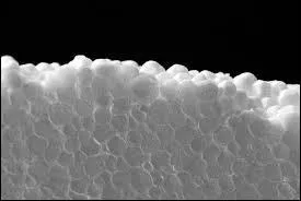 Quel est le plus lourd entre 147, 456 grammes de plumes et 147, 456 grammes de polystyrène ?