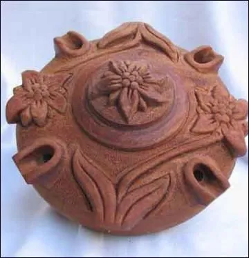 Homonyme d'une chaussure, quel est le nom de ce récipient savoyard, en bois servant à plusieurs convives, pour boire un mélange de café et d'eau de vie à l'aide des petits becs dont le nombre peut varier de 4 à 8 ?