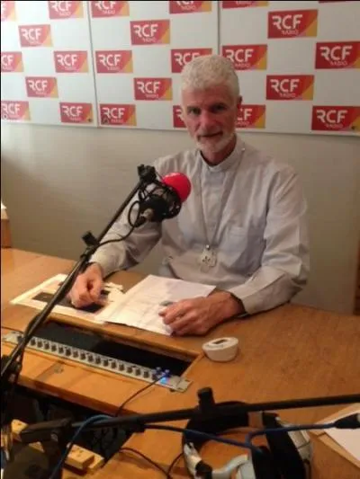 Dans quelle émission intervient régulièrement notre évêque ?