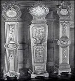 Quel nom porte ce type d'horloges de parquet, à la silhouette sculptée, que l'on trouve dans la région de Vire, Saint-Lô, Coutances ou encore Bayeux ?