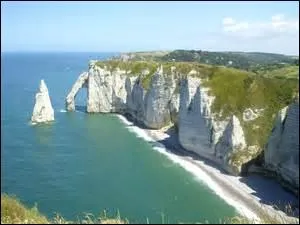 Donnez le nom de l'auteur de cette citation : « Ce petit nom d'Étretat, nerveux et sautillant, sonore et gai, ne semble-t-il pas né de ce bruit de galets roulés par les vagues ? »