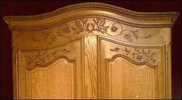 Un meuble tient une grande place dans l'histoire du mobilier : l'armoire normande ! Quelle est l'ornementation caractéristique de l'armoire de la région de Bayeux ?