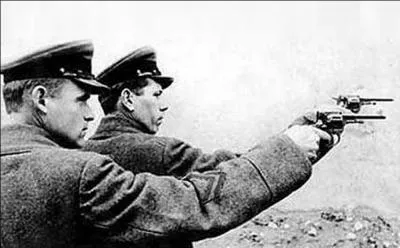 Comment se nommait la police secrète de l'URSS durant la Seconde Guerre mondiale ? (Créée en 1934 et dissoute en 1946)