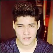 Quel est le prénom du garçon sur la photo ?