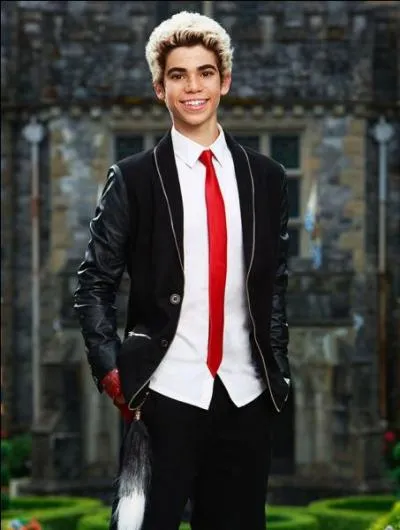 Cruella d'Enfer (la mère de Carlos) demande à Carlos de rapporter :