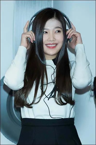 Cette jeune fille répond au nom d'/de...