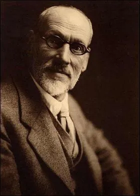 Quelle était la nationalité du peintre Thomas William Roberts, à sa mort ?