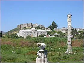 Le temple d'Artémis à Éphèse est bien sûr consacré à Artémis. De quoi n'est-elle pas la déesse ?