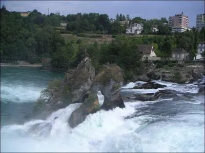 Les chutes du Rhin sont liées au lac :