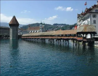 Le pont de la Chapelle est le plus vieux pont en bois d'Europe. Sur quel lac est-il érigé ?
