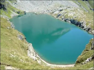 Ce lac se situe en France, on peut y faire des randonnées. Quel est son nom ?