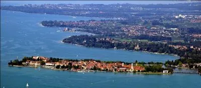 Ce lac est situé sur le territoire de 3 pays limitrophes : l'Allemagne, l'Autriche et la Suisse. Quel est son nom ?