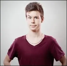 Qui est ce Youtubeur ayant posté sa première vidéo le 25 janvier 2012 à l'âge de 15 ans ?