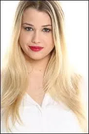 Quel est le nom de cette Youtubeuse qui foule actuellement (novembre 2015) le parquet de "Danse avec les Stars" ?