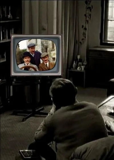 Que regarde cet homme à la télévision ?