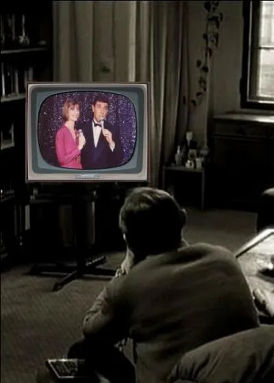 Que regarde cet homme à la télévision ?