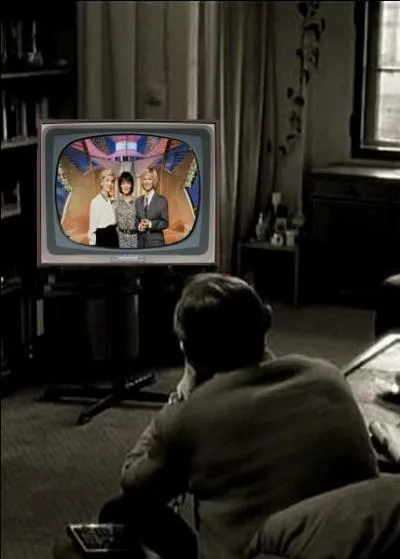 Que regarde cet homme à la télévision ?