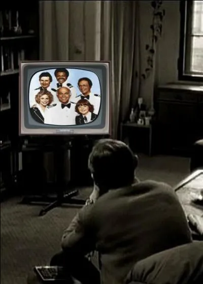 Que regarde cet homme à la télévision ?