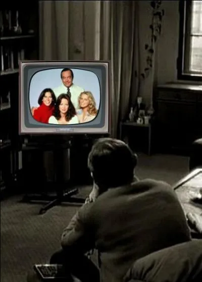 Que regarde cet homme à la télévision ?