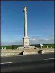 Au bord de la route, à la limite de l'Aisne et de la Marne, une colonne s'élève, seule, pour célébrer une victoire de Napoléon. Quelle est sa hauteur ?