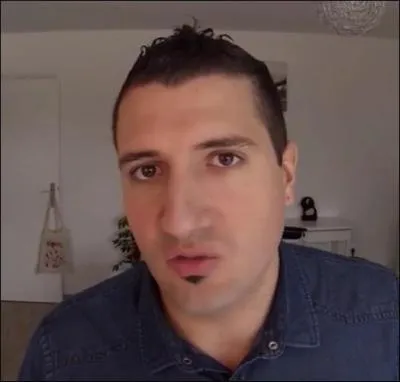 Quelle chaîne est tenue par ce youtuber qui ne montre habituellement pas son visage dans ses vidéos ?