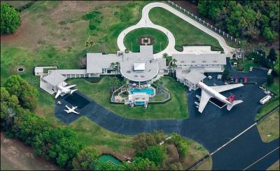 Il n'y a pas à dire, mais John Travolta vole haut : n'est-il pas dans son avion personnel ?