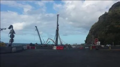 Comment s'appelle la nouvelle route en construction qui fait débat sur l'île ?
