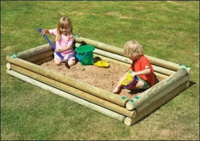 Dans quoi ces enfants jouent-ils ?