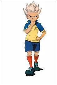 Comment s'appelle cet attaquant ?