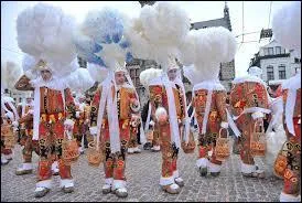 Voici les rois du carnaval qui font la renommée d'une ville. Dans quel pays se trouve cette cité du gille ?