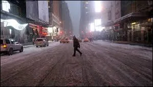 Tempête de neige - À New York, une énorme tempête de neige eut lieu. À cause de ce grand incident, 400 000 personnes ont été privées d'électricité en 2006. Sachant que je vous ai donné l'année, pourriez-vous me rappeler le jour et le mois ?