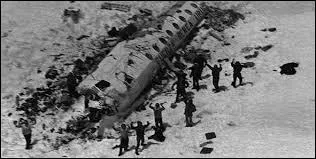 Crash sportif - Un avion de l'équipe de rugby s'est écrasé dans la cordillères des Andes le 13 octobre 1972. Environ 45 personnes se trouvaient à bord de l'appareil. Sur ces quarante-cinq personnes, seulement 16 survécurent. Ces dernières ont été sauvées des mois plus tard. Après avoir épuisé le stock de réserves, qu'ont-elles fait pour survivre ?