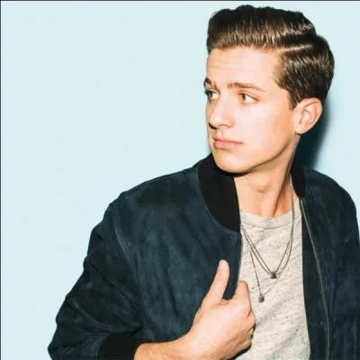 De qui Charlie tient-il sa passion pour chanter ?