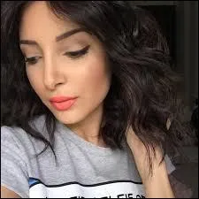 Qui est cette youtubeuse avec 800 000 abonnés ?