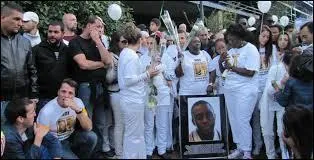 Quelle est cette chanson ? - Je m'appelle Sofiane, j'ai 20 ans. Kevin c'est mon pote on est inséparables, j'ai un job, moi je vis simplement. Le soir à Villeneuve, les grands frères et les gosses, les terrains de foot et la boxe...