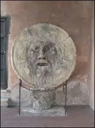 Comment s'appelle cette sculpture en marbre, murée dans la paroi du pronaos de l'église Santa Maria in Cosmedin de Rome et datant de 1632 ?
