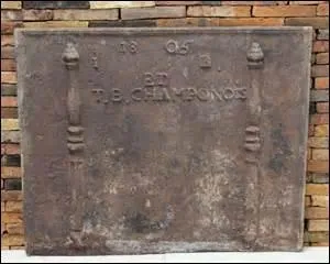 Quel autre nom donne-t-on à ces plaques de cheminée en fonte ?