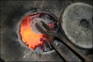 Quel élément d'une installation de fusion des alliages (ou métaux) recueille le métal liquide dans sa partie basse ?