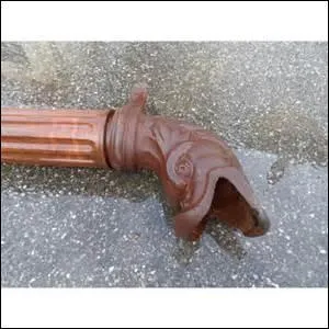 La fonderie est un métier noble. Le vocabulaire en est témoignage. Quel nom porte la bouche inférieure d'un tuyau de descente ?