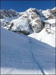 Quel est ce sommet, situé dans le Mercantour et culminant à 2 414 mètres d'altitude ?