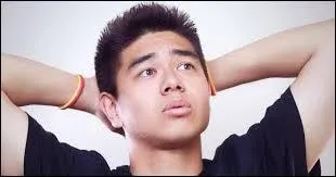 Il est insomniaque et pas rouge. Qui est-il ?