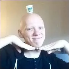 On peut dire que ce Youtuber n'a pas les cheveux frisés. Qui est-il ?