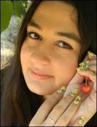 Qui est cette Youtubeuse qui nous fait des vidéos sur le même thème que la Youtubeuse précédente ?